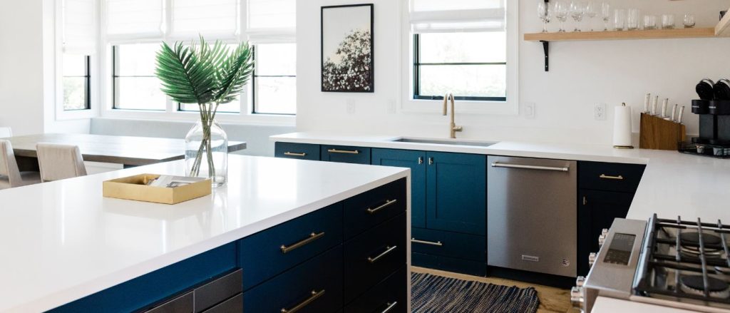 Diseño interior de sala con estilo escandinavo y muebles de madera clara